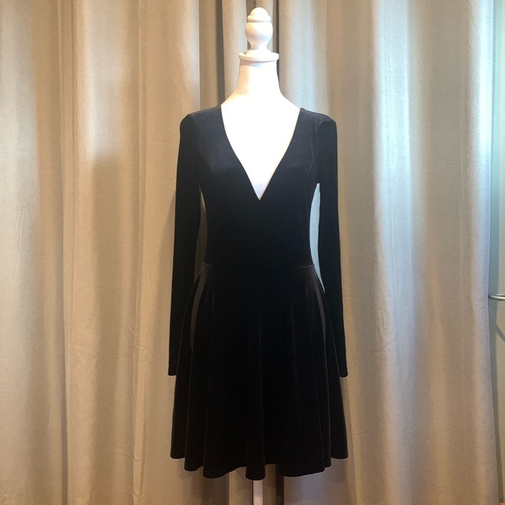 Kimchi Blue “Velour” Deep V-Neck Black Dress Size Small